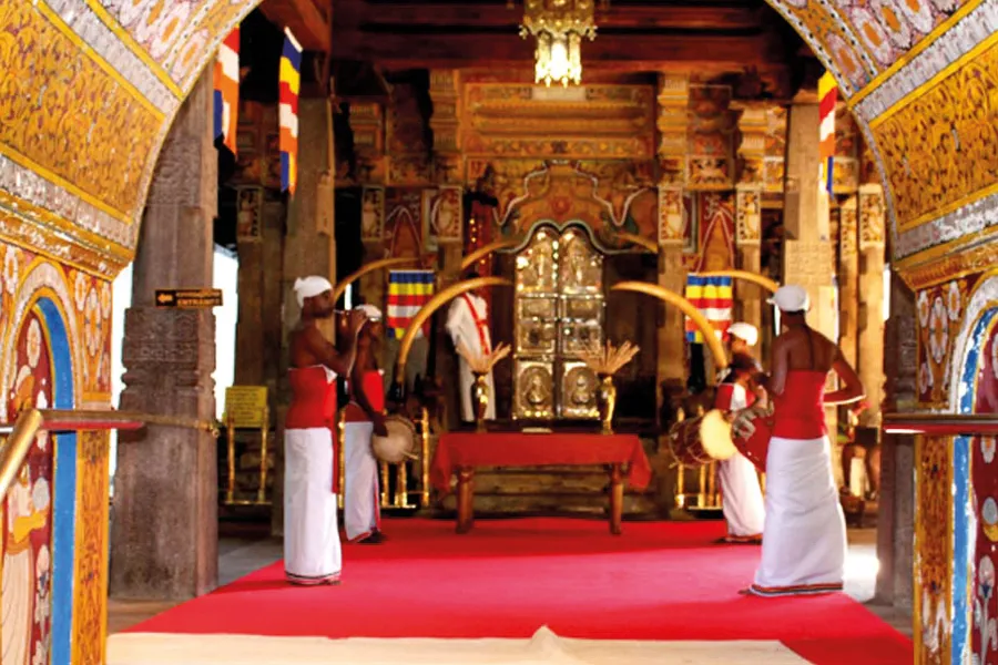 emil-lanka-tours-sri-dalada-mali